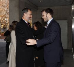 Su Majestad el Rey recibe el saludo del presidente del Grupo Zeta, Antonio Asensio, a su llegada a las instalaciones del Grupo Zeta