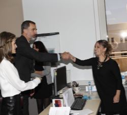 Sus Majestades los Reyes reciben el saludo de los trabajadores del Grupo Zeta durante su recorrido por las instalaciones