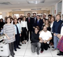 Fotografía de grupo de Sus Majestades los Reyes con trabajadores del Grupo Zeta