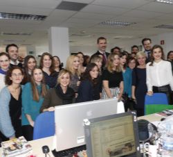 Fotografía de grupo de Sus Majestades los Reyes con trabajadores del Grupo Zeta