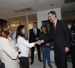 Sus Majestades los Reyes reciben el saludo de los trabajadores del Grupo Zeta durante su recorrido por las instalaciones