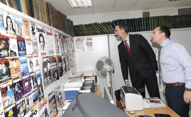 Su Majestad el Rey observa unas portadas de la Revista Tiempo durante su recorrido por las instalaciones del Grupo Zeta