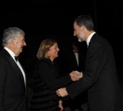 Don Felipe recibe el saludo de la presidenta y editora de ABC, Catalina Luca de Tena