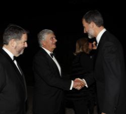 Su Majestad el Rey recibe el saludo del presidente de Vocento, Santiago Bergareche