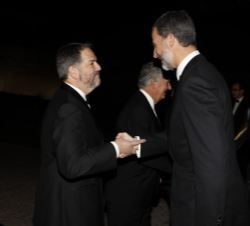 Don Felipe recibe el saludo del director de ABC, Bieito Rubido