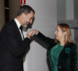 Su Majestad el Rey recibe el saludo de la presidenta del Congreso de los Diputados, Ana Pastor