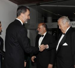 Su Majestad el Rey recibe el saludo del presidente de honor de Vocento, Santiago de Ybarra