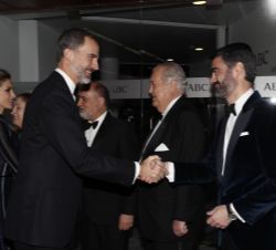Don Felipe recibe el saludo del consejero delegado de Vocento, Luis Enríquez