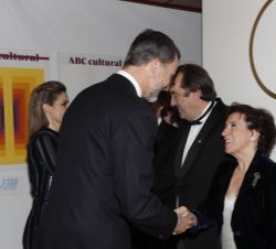 Su Majestad el Rey saluda a Victoria Prego, Premio "Luca de Tena"