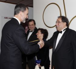 Don Felipe saluda a Francesc de Carreras, Premio "Mariano de Cavia"