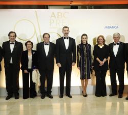 Sus Majestades los Reyes, con los galardonados y los representantes de ABC, Vocento y la entidad patrocinadora, Abanca
