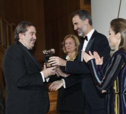 Don Felipe entrega a Juan Manuel Serrano Becerra el Premio "Mingote"