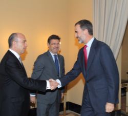 Su Majestad el Rey recibe el saludo del presidente de la Federación de Comunidades Judías de España, Isaac Querub