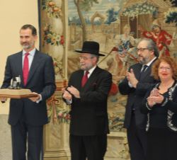 Su Majestad el Rey tras recoger el galardón