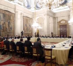 Vista general de la mesa en un momento de la reunión con los miembros del Patronato de la Fundación Princesa de Girona
