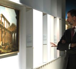 Don Felipe durante el recorrido de la exposición