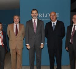 Su Majestad el Rey junto al ministro de Educación, Cultura y Deporte, el secretario de Estado de Cultura, el director del Museo Arqueológico Nacional 