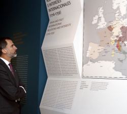 Don Felipe contempla uno de los paneles informativos de la exposición “Carlos III: proyección exterior y científica de un reinado ilustrado̶