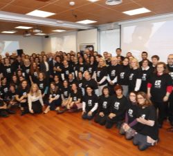 Fotografía de grupo de Doña Letizia junto a los trabajadores y una representación de voluntarios de UNICEF Comité Español