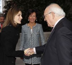 Su Majestad la Reina recibe el saludo del presidente de la FAD, Ignacio Bayón, en presencia de la presidenta del Grupo Banco Santander, Ana Botín