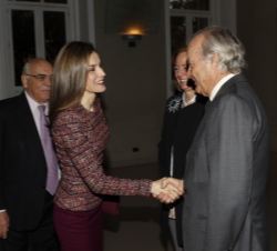 Su Majestad la Reina recibe el saludo del director general de la FAD, Ignacio Calderón