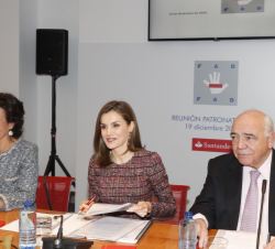 Su Majestad la Reina, durante la reunión del Patronato de la FAD, junto a la presidenta del Grupo Banco Santander, Ana Botín, y el presidente de la FA