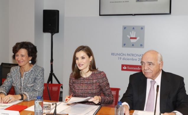 Su Majestad la Reina, durante la reunión del Patronato de la FAD, junto a la presidenta del Grupo Banco Santander, Ana Botín, y el presidente de la FA