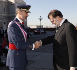 Su Majestad el Rey recibe el saludo del presidente del Gobierno, Mariano Rajoy Brey 