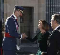 Don Felipe recibe el saludo de la ministra de Defensa, María Dolores de Cospedal