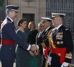 Don Felipe recibe el saludo del jefe del Cuarto Militar de la Casa de S.M. el Rey, vicealmirante Juan Ruiz Casas