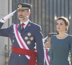 Sus Majestades los Reyes, durante la interpretación del Himno Nacional
