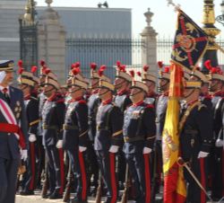 Don Felipe pasa revista a las unidades de la Guardia Real que rendían honores 