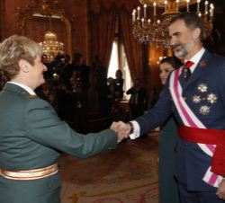 Saludo de Sus Majestades los Reyes a los miembros de las Comisiones Militares
