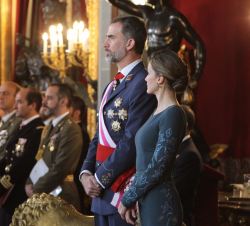 Don Felipe y Doña Letizia, durante la intervención de la ministra de Defensa