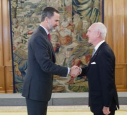 Su Majestad el Rey recibe el saludo del teniente de hermano mayor, Ramón Uribe y Contreras