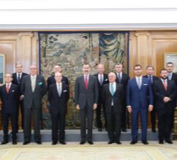Fotografía de grupo de Su Majestad el Rey con la Junta de Gobierno de la Real Maestranza de Caballería de Granada