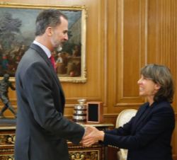 Su Majestad el Rey recibe el saludo de Maite Luisa Arango García-Urtiaga