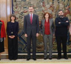 Fotografía de grupo de Su Majestad el Rey con los nuevos miembros españoles de la Red Internacional de Ashoka