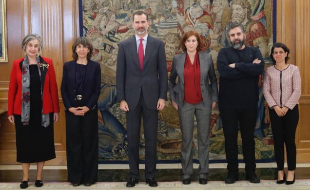 Fotografía de grupo de Su Majestad el Rey con los nuevos miembros españoles de la Red Internacional de Ashoka