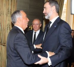 Don Felipe recibe el saludo del presidente de la República Portuguesa, Marcelo Rebelo de Sousa