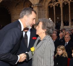 Don Felipe transmite su pésame a Isabel Barroso Soares, hija de Mario Soares