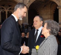 Su Majestad el Rey conversa con los hijos de Mario Soares