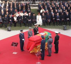 Su Majestad el Rey durante el acto frente al féretro del expresidente de la República Portuguesa, Mario Soares