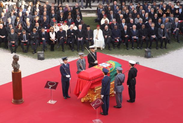 Su Majestad el Rey durante el acto frente al féretro del expresidente de la República Portuguesa, Mario Soares
