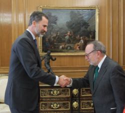 Su Majestad el Rey recibe el saludo del presidente de la Academia de Psicología de España, Heliodoro Carpintero