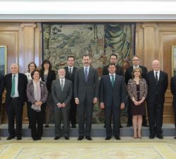 Su Majestad el Rey junto a una representación del Centro de Estudios de Postgrado de Administración de Empresas de la Universidad Politécnica de Madri