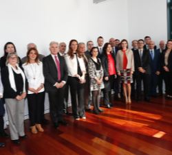 Su Majestad la Reina con los miembros de la Juta Directiva de FEDER y participantes en la reunión