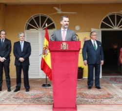 Su Majestad el Rey durante el encuentro con la colectividad en la Embajada de España en Riad