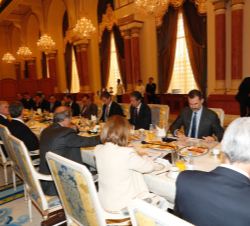 Su Majestad el Rey durante el desayuno de trabajo con empresarios españoles, en el King Saud Palace