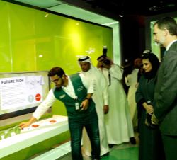 Su Majestad el Rey durante su visita al King Abdullah City for Atomic and Renewable Energy KACARE